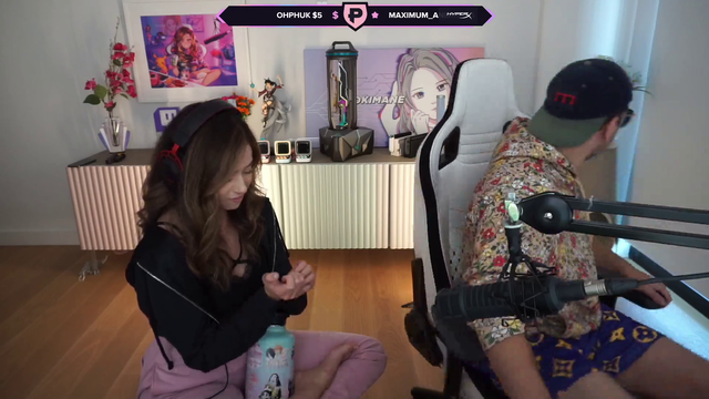 Pokimane shows Mizkif her Valorant knives