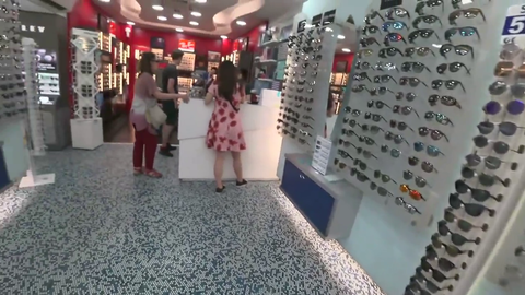 Sunglass dealer asks Soda about World of Warcraft: Classic