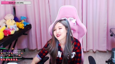 HAchubby slams the desk with feet