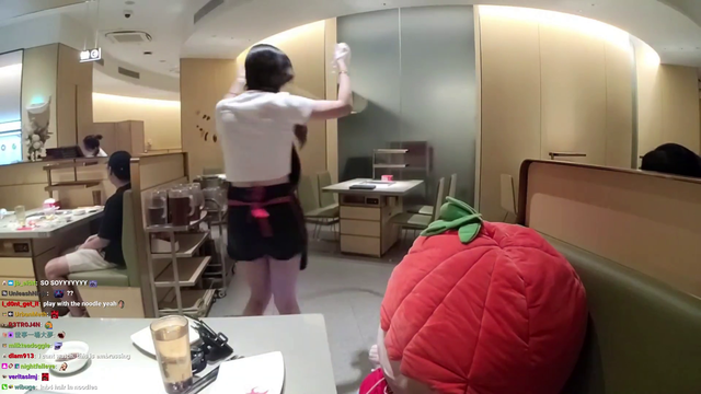 fanfan gives a free noodle show