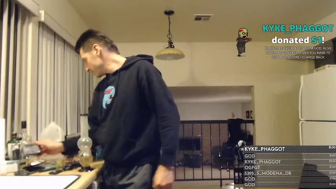 Streamer attacks his roommate for being loud and breaks his phone