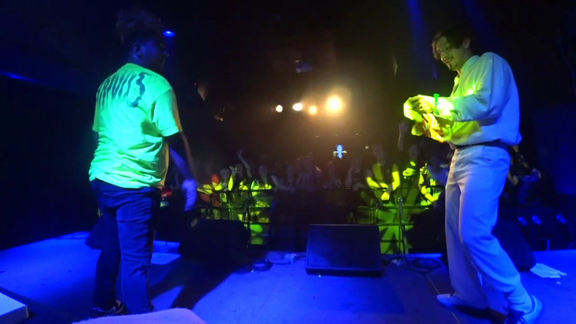 bbno$ rick rolls the crowd