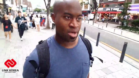 Streamer subtly informs tourist they are being scammed.
