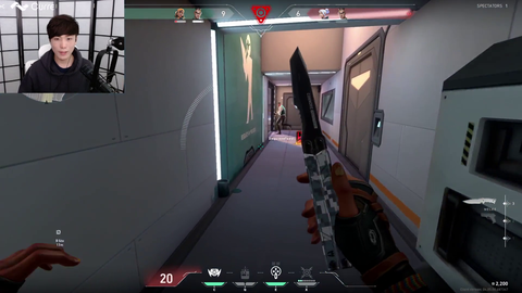 "Bronze Demon" Sykkuno gets 2nd knife kill against Valorant pro NRG s0m