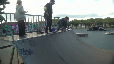 Skating streamer demonstrates proper French technique for dropping into a half-pipe