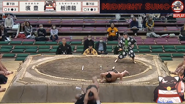 300lb sumo wrestler knocked into shimpan