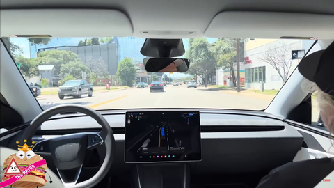 Robotaxi misses left-turn and drives into oncoming traffic lane casually