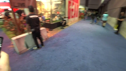 xQc tries to talk to a girl at E3
