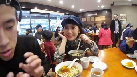 Taiwanese guy wants to fight JOEYKAOTYK for speaking english