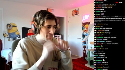 Sammy pulls up to xQc driving his McLaren