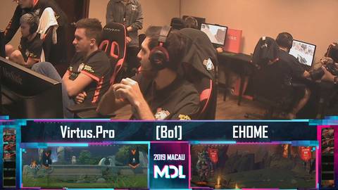 2 Dota pros playing Apex Legends during the draft for their game