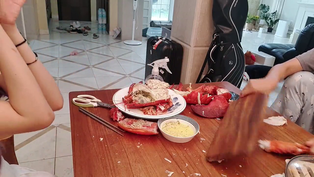 Jinny uses her expertise to try to crack open a large lobster