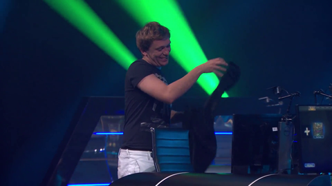 Day[9] forgets contestants name but plays it of every so smoothly