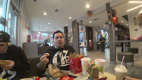 How XQC eats a burger