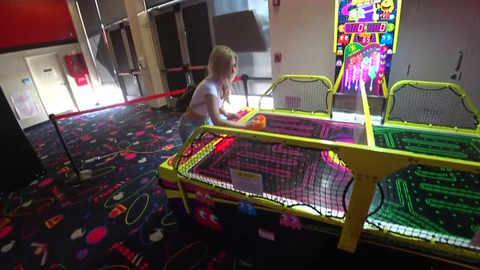 Alinity destroys Soda at Air Hockey