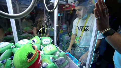 Ludwig wins an i9 12900K from the crane machine, then throws it into the crowd