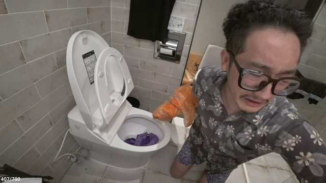 Quarantined streamer does his laundry inside the toilet