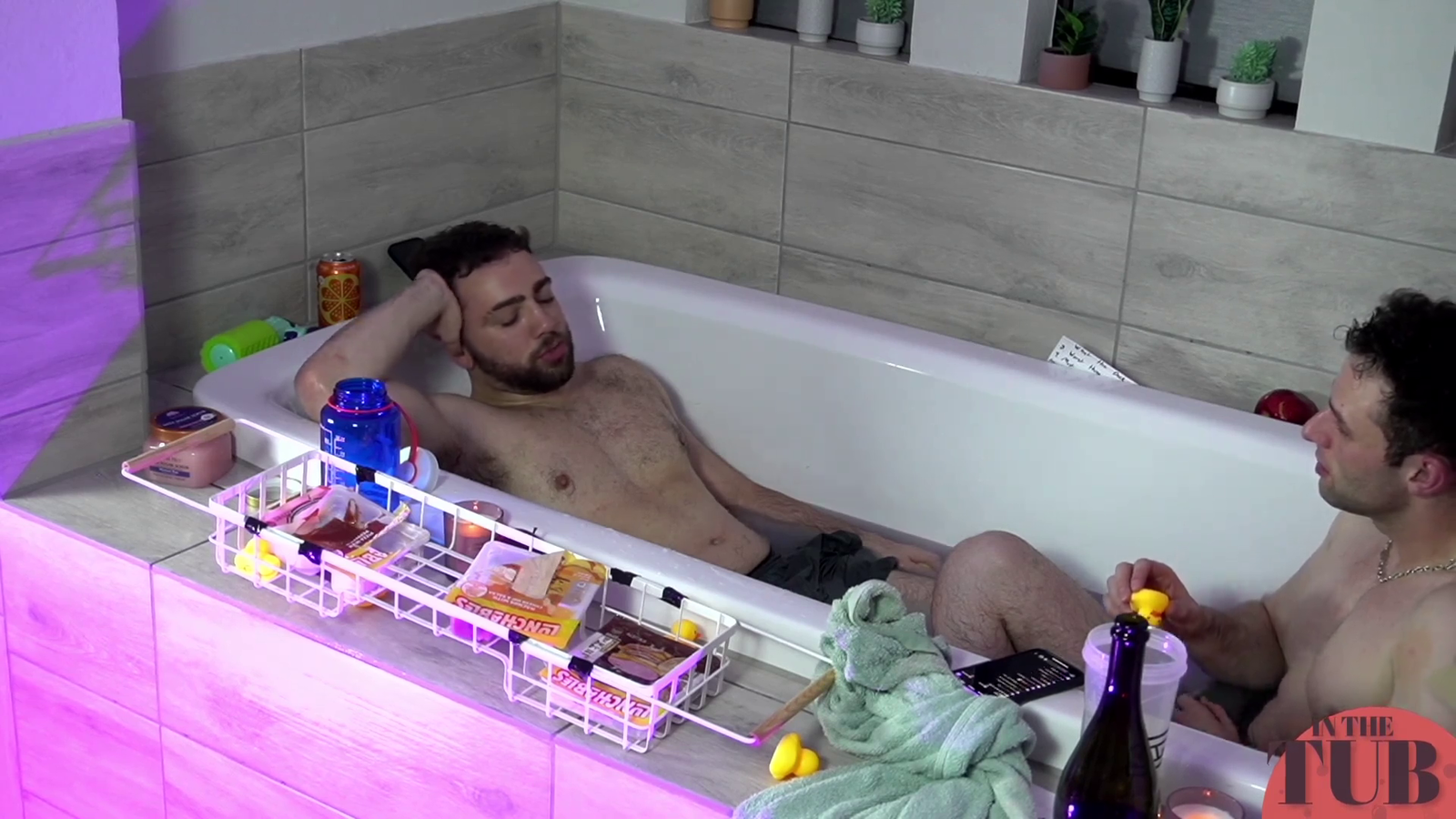 Special guest arrives to AustinShow's In The Tub