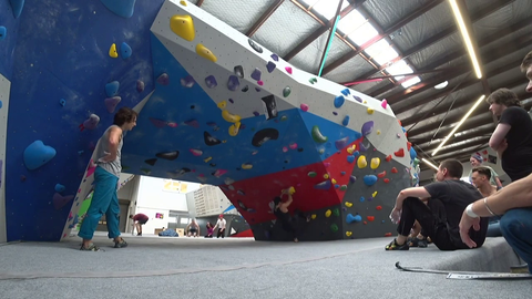 PoE Lord Mathil flexing his rock climbing skills