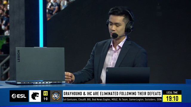 brazilian CS:GO fan proposes during match break