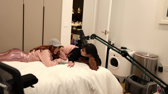 Lily and Amouranth bonding