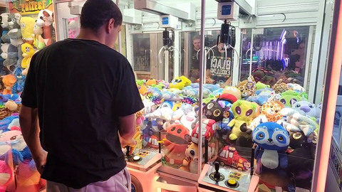 erobb finally wins the claw game in an arcade