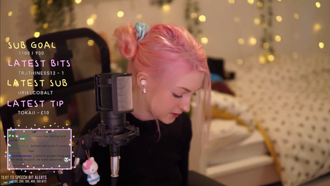 Streamer catches her pet giving itself a blowjob