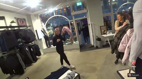 Norwegian clothingstoreworker showing off for Knuts chat.
