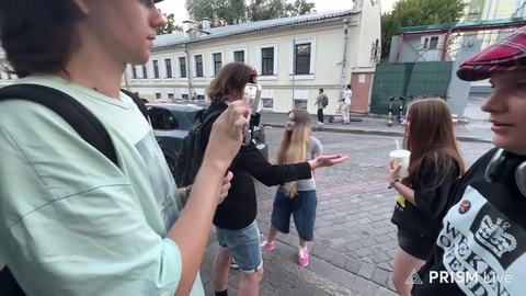 Russian streamer waves a hand to the police, instantly gets beaten.