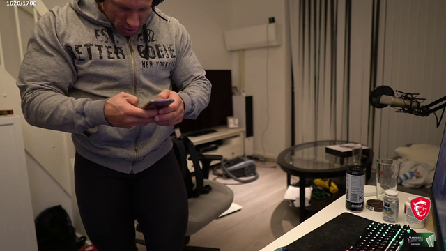 Knut - knut accidentally shows ass