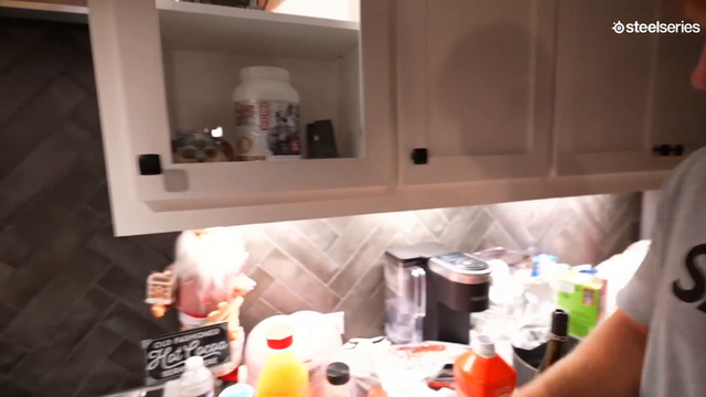 Mizkif and Arrav sample thanksgiving Dinner