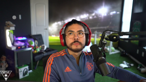 Castro destroys his headset after United losing 4-0