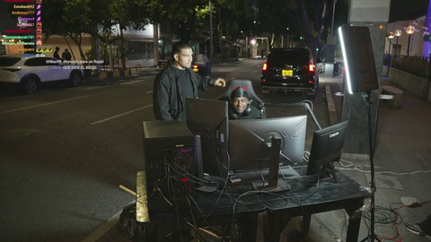 Colombian streamer almost got robbed while streaming in the middle of the street