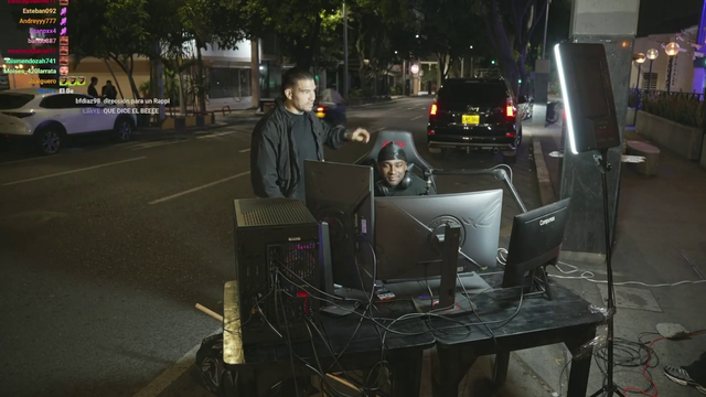 Colombian streamer almost got robbed while streaming in the middle of the street