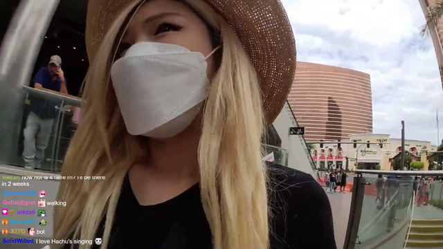 HAchubby does her best opera voice on the Vegas strip