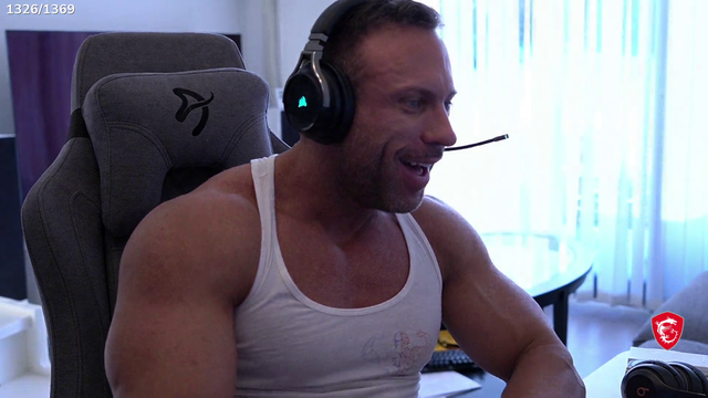 Knut googles "perfect hairline" KEKW