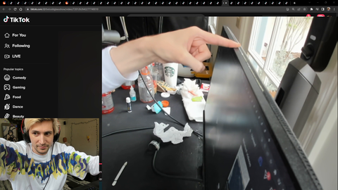 xQc eats dust
