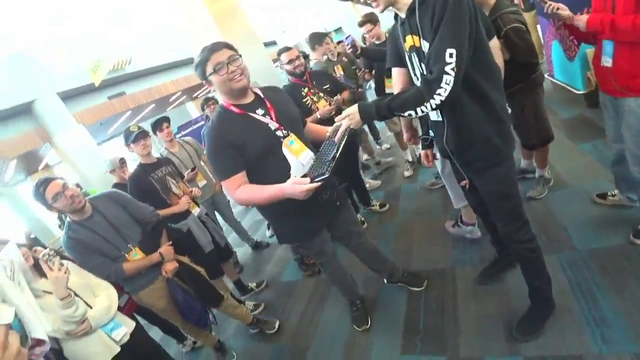 XQC SMASHING KEYBOARD IRL @TwitchCon