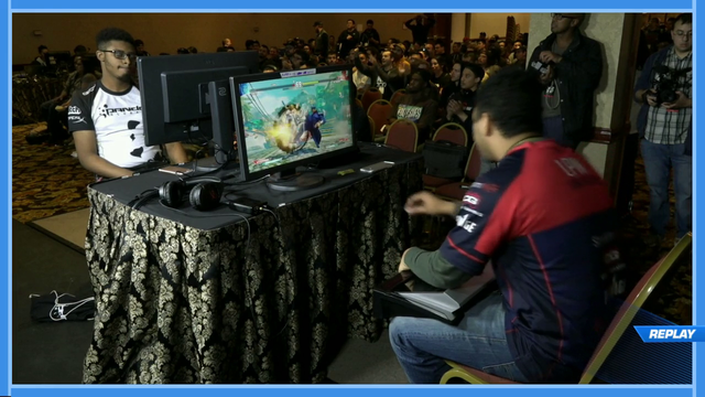 Street Fighter player tries a new tactic between rounds