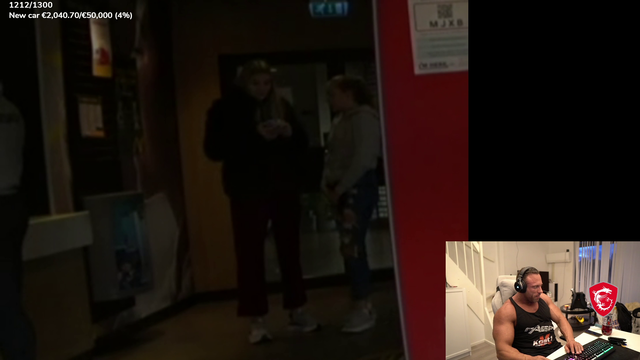 Girl busted taking picture of Knuts butt on stream.