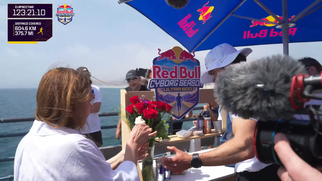 Arda sharing ice cream with his mom after running over 600km (375 mi)