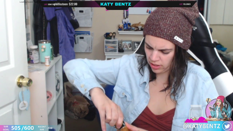 Streamer opens Champagne for the first time