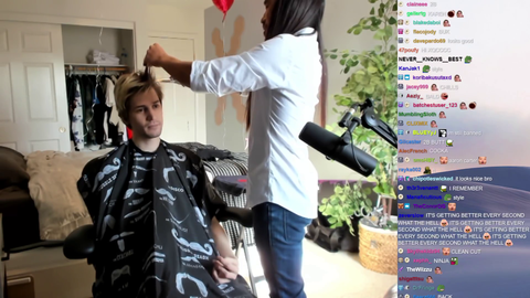 Hairdresser makes an xqcAware moment