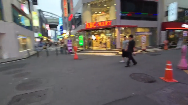 Korean streamer Taemin1998 tries talking to women in his home country