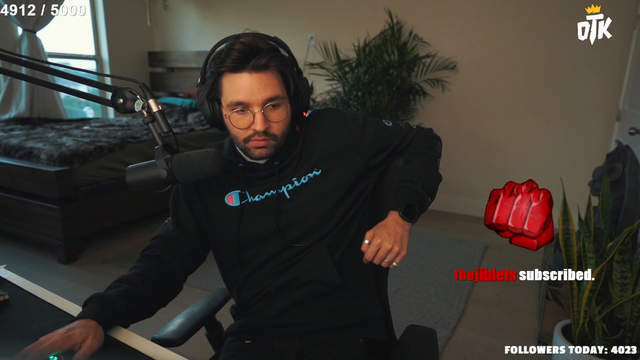 Mizkif gives Cyr a streaming advice
