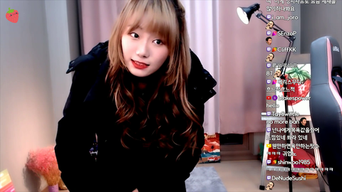 Back from a 3 day ban, Korean streamer debuts her TOS friendly attire