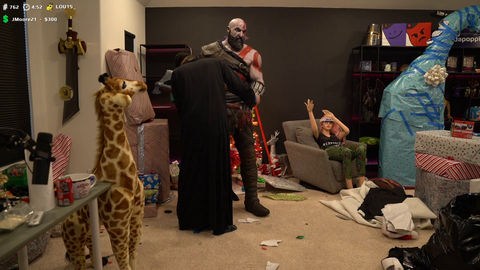 Sodapoppin gets a 1,5k statue of kratos sent to him