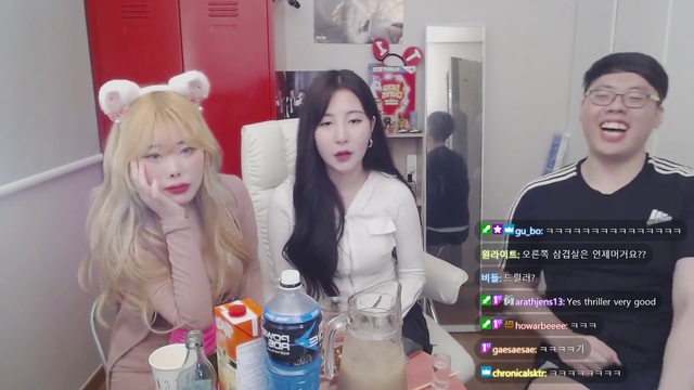 Korean streamer breaks chair