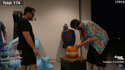 Mizkif and Tectone breaks open pumpkin with rubber bands