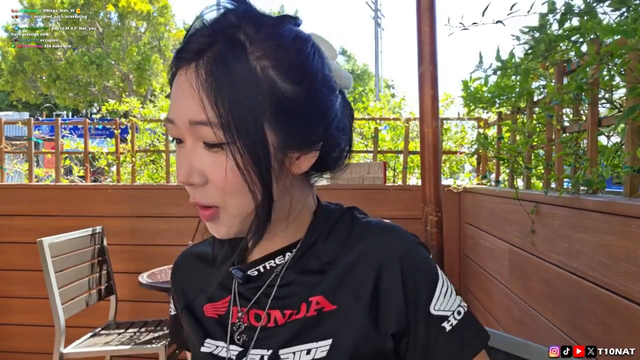T10Nat's umbrella fell off